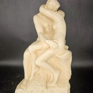 Elegant Cream Sculpture‎